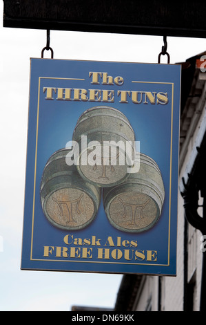 Il Three Tuns pub segno, Henley in Arden, Warwickshire, Regno Unito Foto Stock