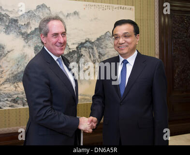 Pechino, Cina. Xix Dec, 2013. Il premier cinese LI Keqiang (R) stringe la mano con il rappresentante commerciale degli Stati Uniti Michael Froman che è venuto a partecipare alla XXIV Sino-STATI UNITI Commissione mista di commercio e scambi di Pechino, capitale della Cina, Dic 19, 2013. Credito: Xie Huanchi/Xinhua/Alamy Live News Foto Stock