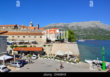 Foto dal ponte del traghetto che guarda verso il basso la città medievale e il porto di Korcula, la sesta isola più grande della Croazia Foto Stock