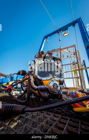 Un commerciale diving casco su una slitta di immersioni. Foto Stock