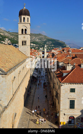 Vista della principale pietra calcarea lastricata Placa o Stradun Street, Dubrovnik con la Chiesa di San Salvatore e Orlando colonna & Torre dell'Orologio in lontananza, Crotia Foto Stock