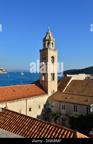 Vista dalle mura fortificate che guardano a sud est, attraverso Dubrovnik, fino al Monastero Domenicano - Dubrovnik, Croazia Foto Stock