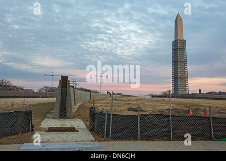 Washington, DC - un diluvio barriera di controllo essendo costruita sul National Mall. Foto Stock