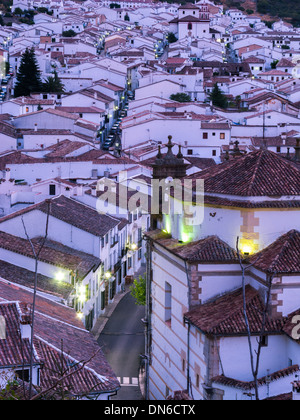 Vista notturna. Città di Grazalema, Parco Naturale della Sierra de Grazalema e. La Ruta de los Pueblos Blancos. Cádiz. Andalusia. Spagna. Foto Stock