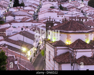 Vista notturna. Città di Grazalema, Parco Naturale della Sierra de Grazalema e. La Ruta de los Pueblos Blancos. Cádiz. Andalusia. Spagna. Foto Stock