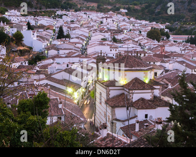 Vista notturna. Città di Grazalema, Parco Naturale della Sierra de Grazalema e. La Ruta de los Pueblos Blancos. Cádiz. Andalusia. Spagna. Foto Stock