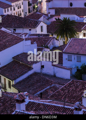 Vista notturna. Città di Grazalema, Parco Naturale della Sierra de Grazalema e. La Ruta de los Pueblos Blancos. Cádiz. Andalusia. Spagna. Foto Stock