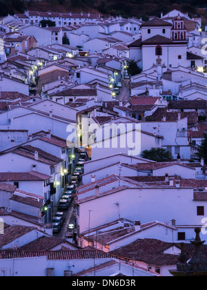 Vista notturna. Città di Grazalema, Parco Naturale della Sierra de Grazalema e. La Ruta de los Pueblos Blancos. Cádiz. Andalusia. Spagna. Foto Stock