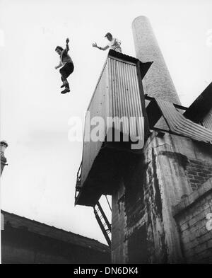 23 maggio 1979 - Sunderland - DENNIS CAMSEY non ha paura quando si spinge la sua controfigura figlio TERRY CAMSEY off di un edificio, per Terry conosce la parete adeguata a cadere. Foto Stock