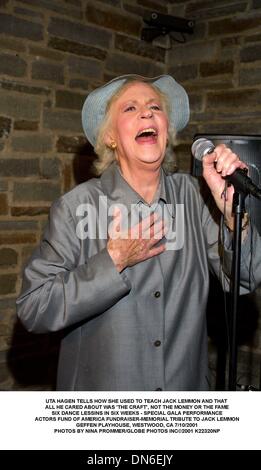Luglio 11, 2001 - UTA HAGEN racconta come ha usato per insegnare a JACK LEMMON E CHE .tutti egli importasse era "L'ARTIGIANATO', non il denaro o la fama.SEI LESSINS DANZA IN SEI SETTIMANE - speciale spettacolo gala.ATTORI FUND OF AMERICA FUNDRAISER-MEMORIAL OMAGGIO A JACK LEMMON.GEFFEN PLAYHOUSE, Westwood, CA 7/10/2001. NINA PROMMER/ 2001 K22320NP(Immagine di credito: © Globo foto/ZUMAPRESS.com) Foto Stock