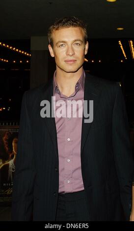 Nov. 20, 2001 - Los Angeles, California, Stati Uniti d'America - SIMON BAKER.L'affare della collana, PREMIERE.LOEWS CENTURY PLAZA, secolo Los Angeles, CA.20 NOVEMBRE 2001. NINA PROMMER/ 2001 K23416NP (D)(Immagine di credito: © Globo foto/ZUMAPRESS.com) Foto Stock