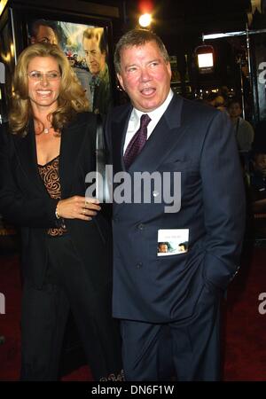 Il 12 marzo, 2002 - Hollywood, CALIFORNIA, STATI UNITI D'AMERICA - William Shatner e moglie..SHOWTIME.PREMIERE, MANN Chinese Theater, Hollywood, CA.marzo 11, 2002. NINA PROMMER/ 2002 .K24324NP.(Immagine di credito: © Globo foto/ZUMAPRESS.com) Foto Stock