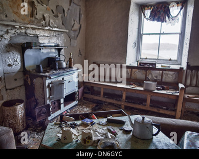 Cucina in abbandonato casa Croft, Sud Uist Foto Stock