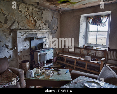 Cucina in abbandonato casa Croft, Sud Uist Foto Stock