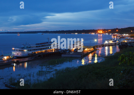 Barche in Tabatinga porta. Fiume Rio Amazonas, Brasile Foto Stock