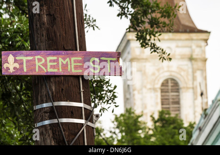 Un cartello stradale su Treme Street con una chiesa in background nell'Treme Distretto di New Orleans, Louisiana Foto Stock