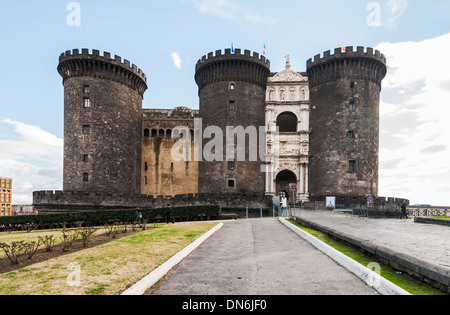 Vista del Castello Maschio Angioino di napoli, Italia Foto Stock