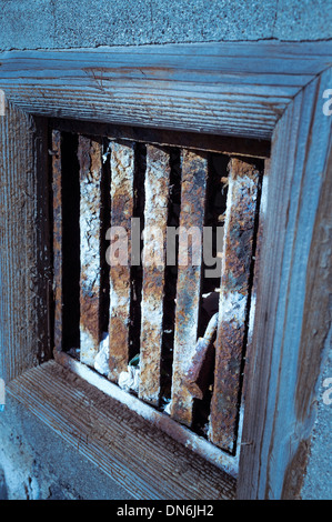 Bar su una finestra in legno con la formazione di ruggine e un blu tinta complessiva. Foto Stock