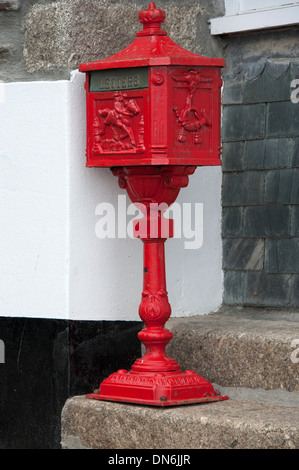 Vecchio ghisa Victorian Letter Box Posta Foto Stock