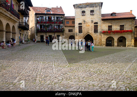 Edificio e scene di strada in Santillana del Mar, Cantabria, Spagna. Foto Stock