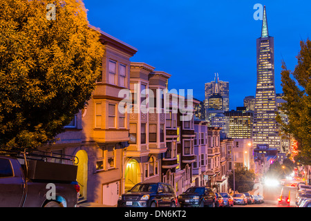 Vista notturna della skyline del centro da North Beach distretto di San Francisco, California, Stati Uniti d'America Foto Stock