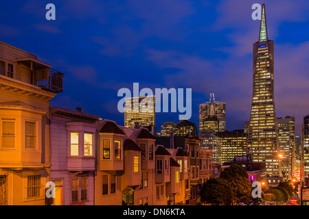 Vista notturna della skyline del centro da North Beach distretto di San Francisco, California, Stati Uniti d'America Foto Stock