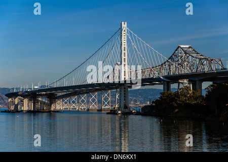 Il nuovo orientale span di Bay Bridge visto dall'Isola del Tesoro, San Francisco, California, Stati Uniti d'America Foto Stock