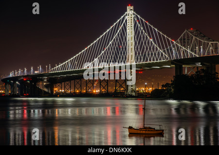 Il nuovo orientale span di Bay Bridge visto dall'Isola del Tesoro, San Francisco, California, Stati Uniti d'America Foto Stock