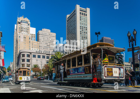 Funivie passando nei pressi di Union Square di San Francisco, California, Stati Uniti d'America Foto Stock