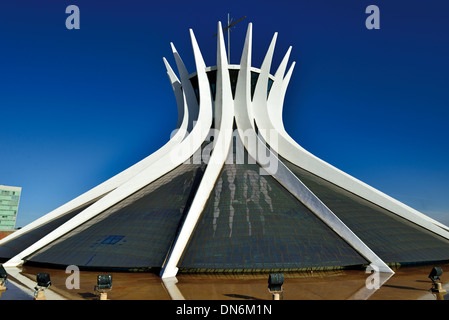 Il Brasile, Brasilia: Cattedrale Metropolitana di Nossa Senhora Aparecida da Oscar Niemeyer Foto Stock