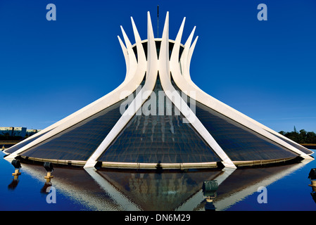 Il Brasile, Brasilia: Cattedrale Metropolitana di Nossa Senhora Aparecida da Oscar Niemeyer Foto Stock