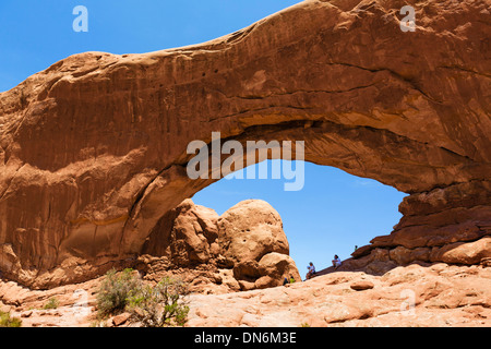 I turisti alla finestra del Nord arch, Sezione Windows, Arches National Park, Utah, Stati Uniti d'America Foto Stock