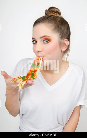 La donna in un panino incoraggiati a mangiare spaghetti Foto Stock