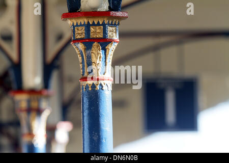 Kings Lynn , Norfolk, Regno Unito. Xix Dec, 2013. Il Royal Crest è sulla piattaforma della stazione poli come la regina si prepara a prendere il suo annuale vacanza di Natale a Sandringham, Norfolk. Non è raro che il monarca per usare il trasporto pubblico quando si viaggia a Kings Lynn. Pic: Paolo Marriott Fotografia/Alamy Live News Foto Stock