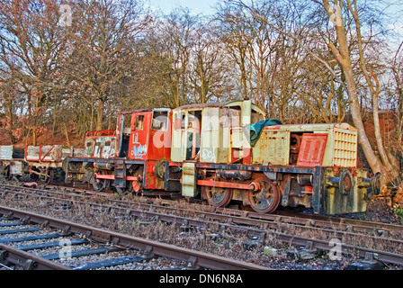 Deteriating treno diesel su ferroviarie dismesse Foto Stock