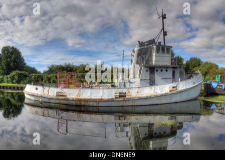 Barca sul Sankey Canal riflessione Warrington Cheshire England Regno Unito Foto Stock