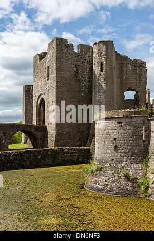 Fossato e torre in rovina entrata principale a Raglan Castle, Wales, Regno Unito Foto Stock