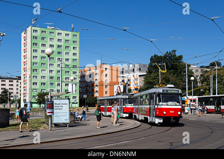 Trolley bus tram alla fermata con dipinto di blocchi di appartamenti, Brno, Repubblica Ceca, Europa Foto Stock