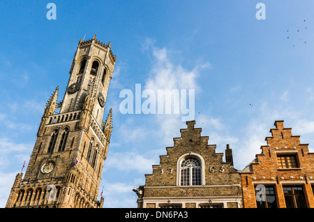 Vista sul Belfort di Bruges accanto a Corbie medievale passo degli edifici Foto Stock