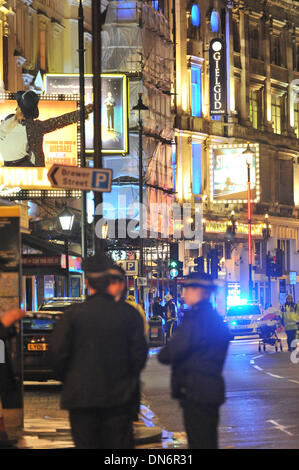 Shaftsbury Avenue, Londra, Regno Unito. 19 dicembre 2013. La polizia e gli agenti dei vigili del fuoco sulla scena del Teatro Apollo di crollo. Almeno 80 persone sono rimaste ferite in incidenti. Credito: Matteo Chattle/Alamy Live News Foto Stock