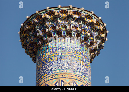 In alto di un minareto, Ulugh Beg Madrasah, noto anche come Ulugbek Madrasah, Registan Square, Samarcanda, Uzbekistan Foto Stock