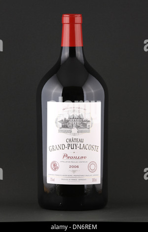 Una bottiglia di francese il vino rosso, doppia magnum dimensioni, Chateau Grand-Puy-Lacoste 2006, Grand Cru Classe, Pauillac, Bordeaux, Francia Foto Stock