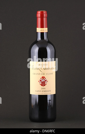 Una bottiglia di francese il vino rosso, Chateau Fleur Cardinale 2006, Saint-Emilion, Grand Cru Classe, Francia Foto Stock
