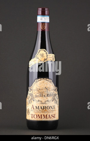 Una bottiglia di Vini italiani rossi, Amarone della Valpolicella Classico, Tommasi, annata 2009, Italia Foto Stock