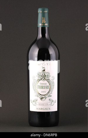Una bottiglia di francese il vino rosso, Chateau Ferriere, Margaux Foto Stock