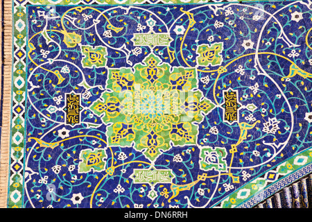 Piastrellate anteriore Tilla Kari Madrasah, noto anche come Tillya Kari Madrasah, Registan Square, Samarcanda, Uzbekistan Foto Stock