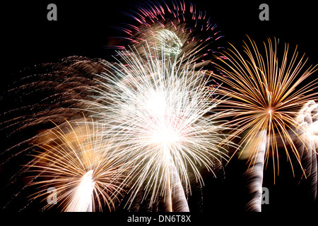 Varietà di coloratissimi fuochi d'artificio o petardo nelle tenebre. Foto Stock