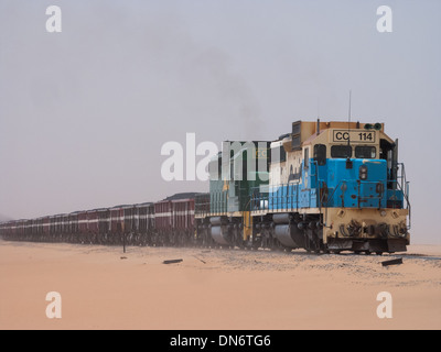 I treni merci dalle miniere di ferro in Zouérat di Choum e porto di Nouadhibou, attraversando il deserto del Sahara Foto Stock