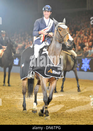 Londra, Regno Unito. 19 dicembre 2013. . Olympia International Horse Show xvi Dec-22nd Dic 2013. Giovedì 19 Dicembre. Vincitore Luca Maria Moneta (ITA) riding Quova de Vains della Alltech Natale potenze. Julie Badrick/Alamy Live News Foto Stock