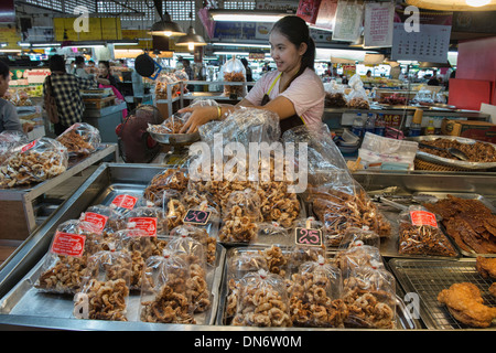 Croccante maiale pelli per la vendita al mercato Thanin in Chiang Mai Thailandia Foto Stock